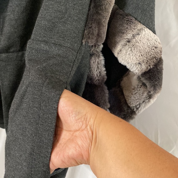 Carmen Marc Valvo Women’s Charcoal Cape with Faux Fur collar. Size XL. NWT. - Picture 6 of 10